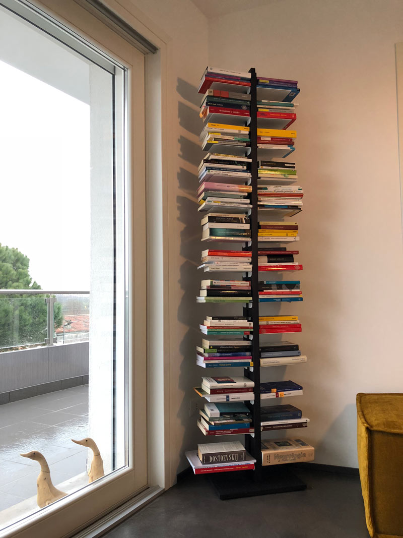 libreria su misura in faggio evaporato colore nero zia Bice a colonna h 195cm