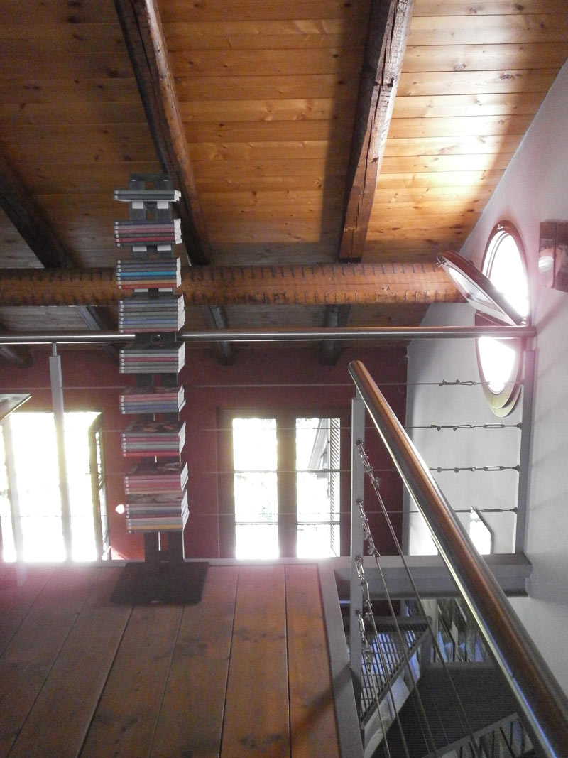 libreria in faggio tinto nero a colonna zia Ortensia h 150 cm design Milano