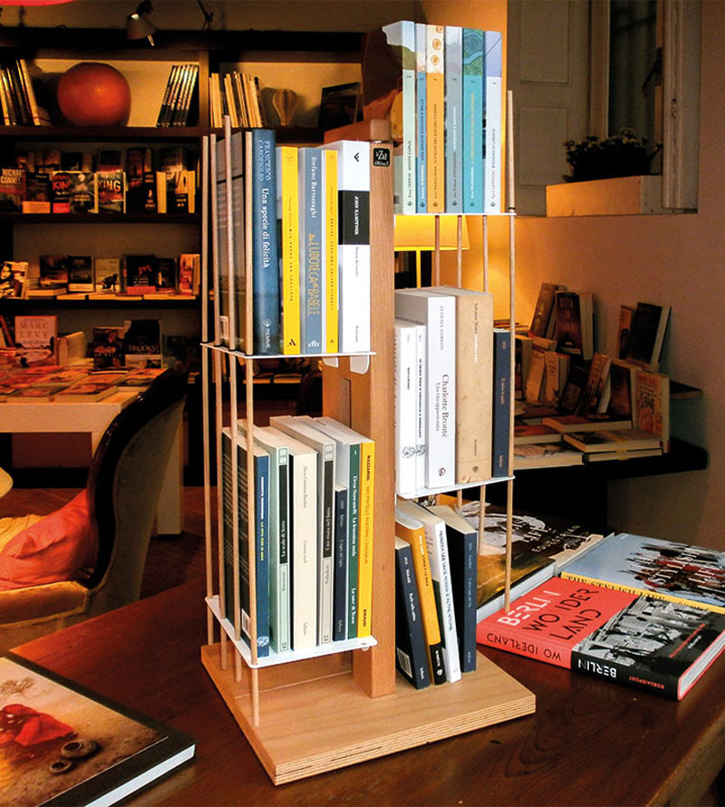 Libreria da tavolo in legno massello zia Veronica h 60 centimetri design italiano moderno