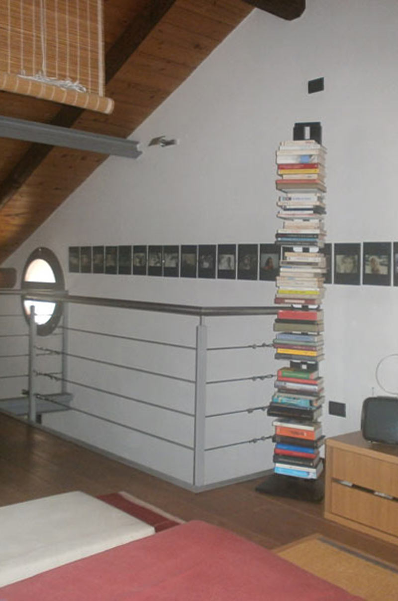 Porta libri in legno a colonna verticale zia Ortensia h 195 centmetri Milano