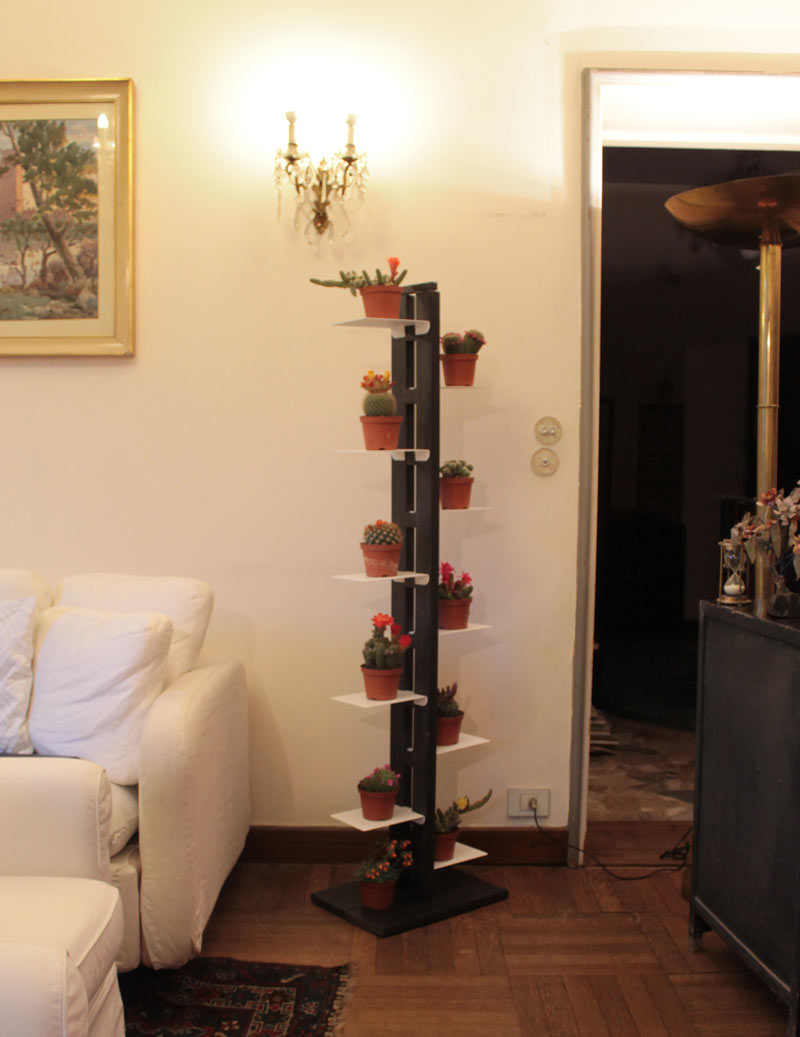 Porta vasi e piante a colonna da interni in legno massello tinto nero zia Flora desgn moderno