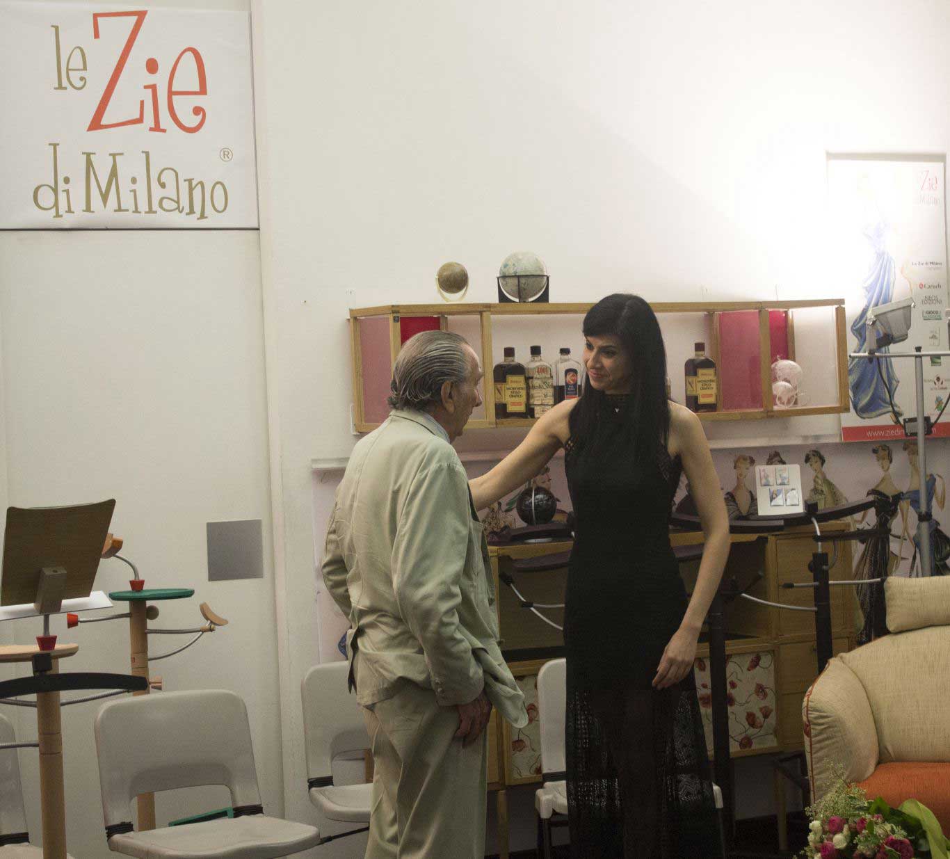 La scrittrice Maddalena Baldini presso showroom de Le Zie di Milano per la presentazione del proprio libro "storie di una degustatrice astemia"