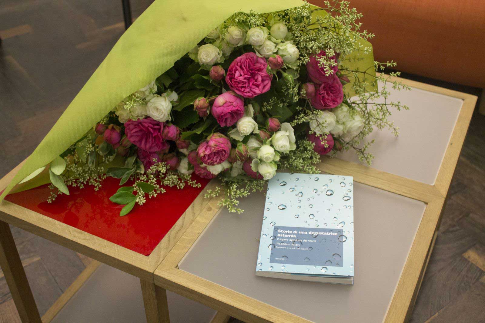 Castello Zia babele con il libro "Storie di una degustatrice astemia" presso lo showroom de Le Zie di Milano
