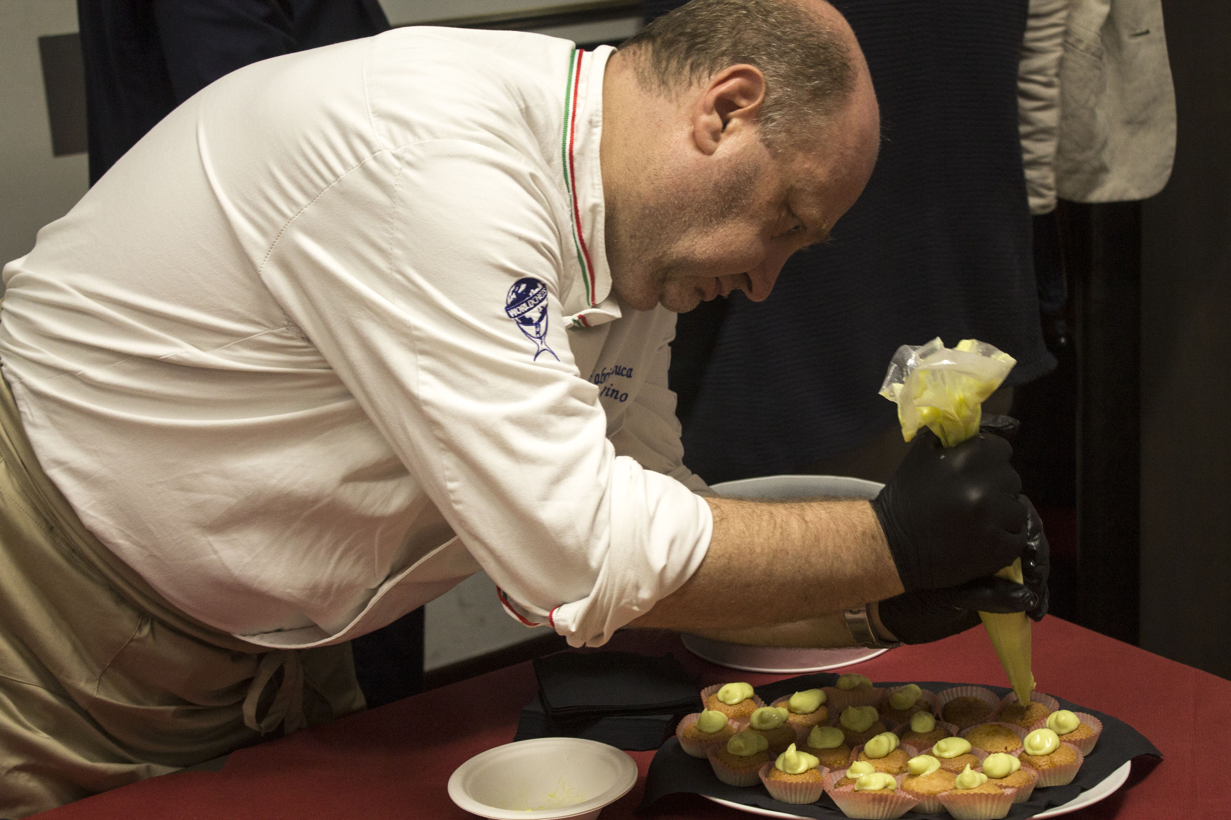 Lo chef dell'agriturismo Ca' De Figo mentre prepara i piatti per la presentazione del libro "Storie di una degustatrice astemia" presso lo showroom de Le Zie di Milano