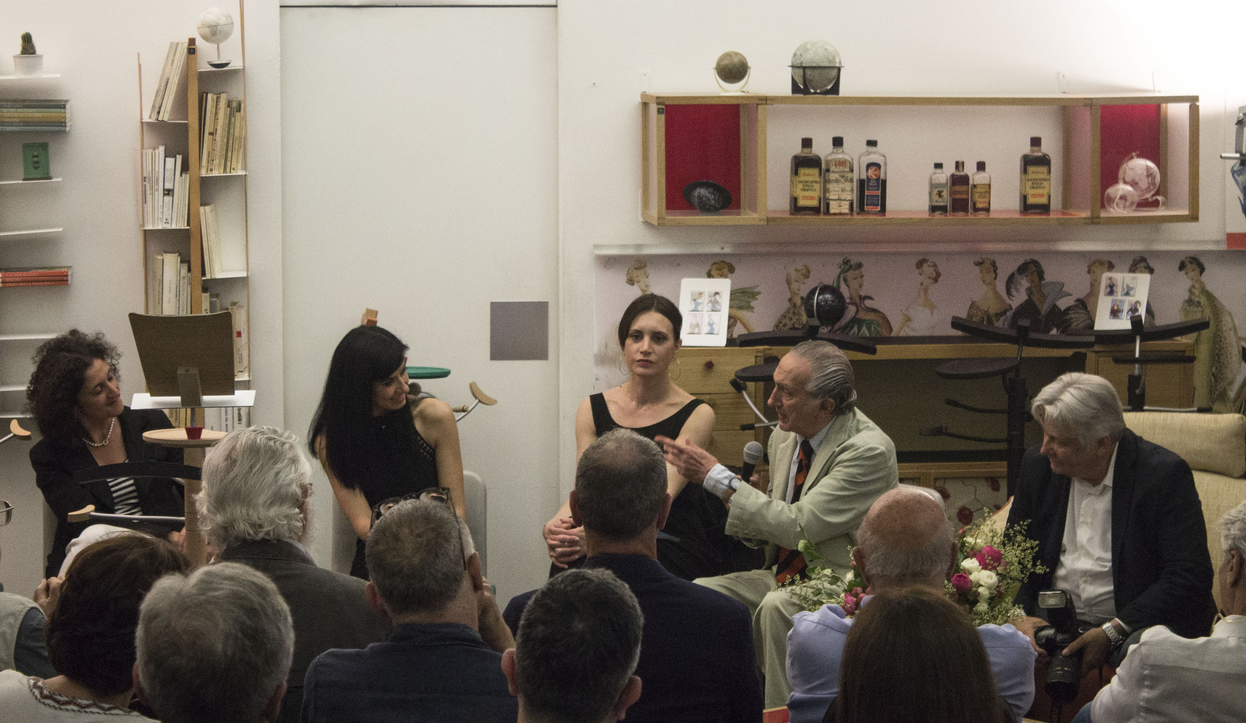 L'attrice Cristina Sarti legge dei brani tratti da "Storie di una degustatrice astemia" durante la presentazione presso lo showroom de Le Zie di Milano