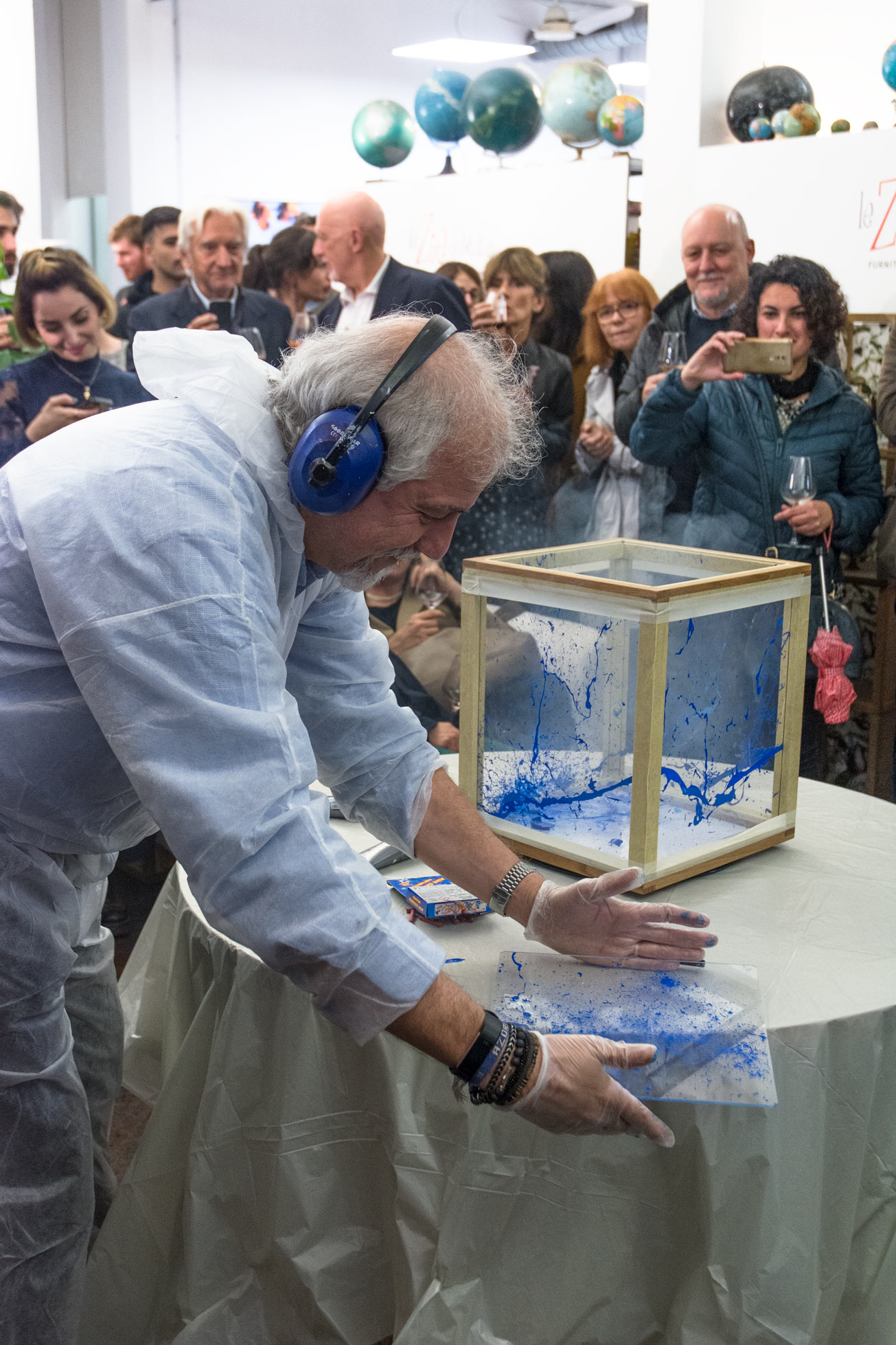 L'artista Roberto Muscinelli realizza una performance esplosiva all'interno di un modulo di Zia Babele durante la Design Week de Le Zie di Milano