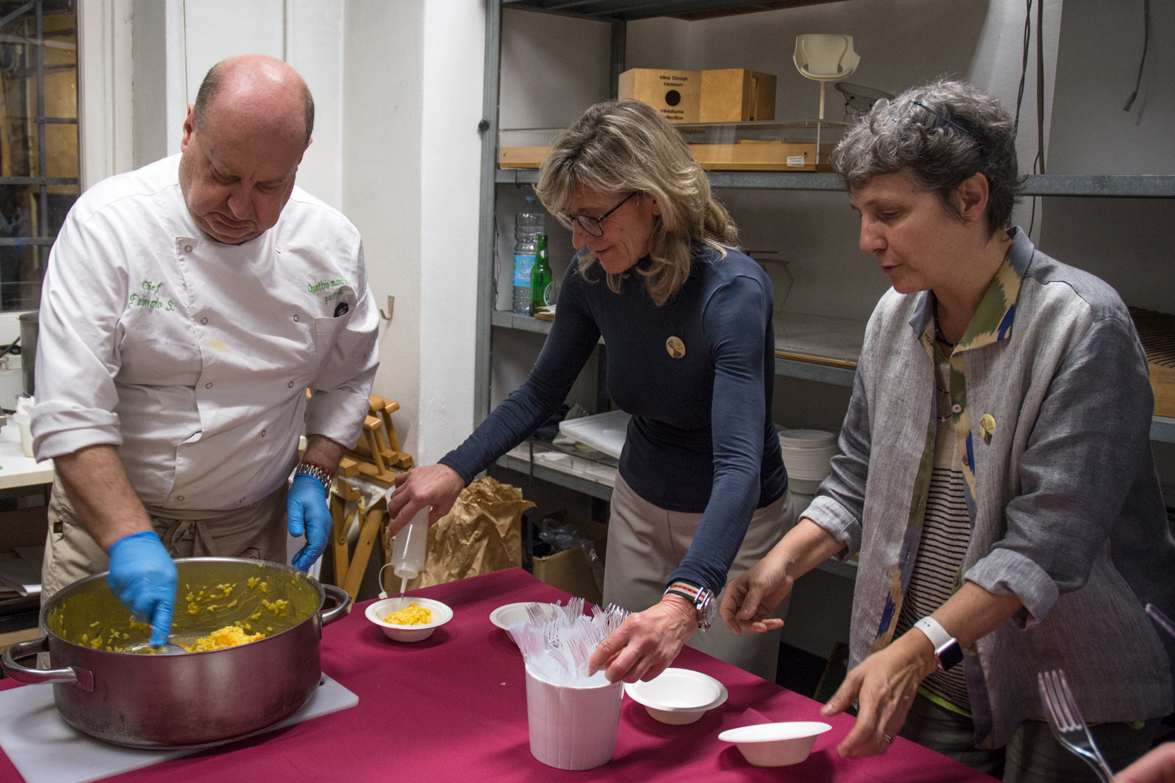 Lo chef Fabrizio Scanavino prepara dei piatti da degustare alla Design Week de Le Zie di Milano