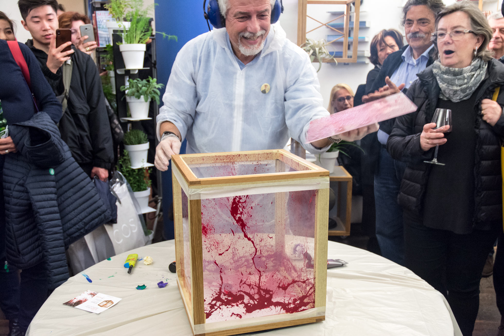 L'artista Roberto Muscinelli realizza una performance esplosiva all'interno di un modulo di Zia Babele durante la Design Week de Le Zie di Milano