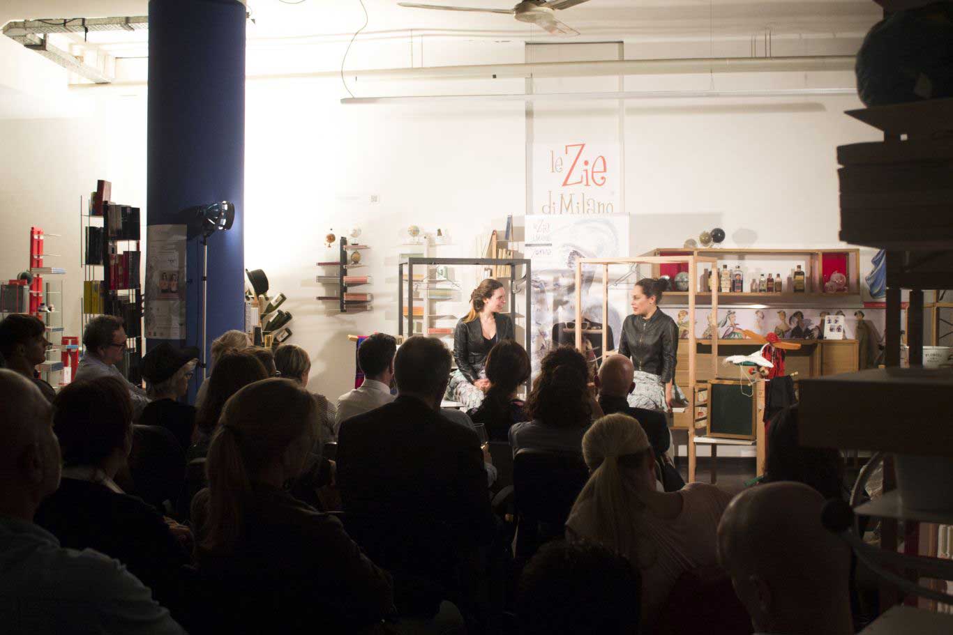 Gloria D'Osvaldo e Alessandra Salvoldi recitano nello spettacolo "XX" trattante i conflitti femminili ospitato da Le Zie di Milano