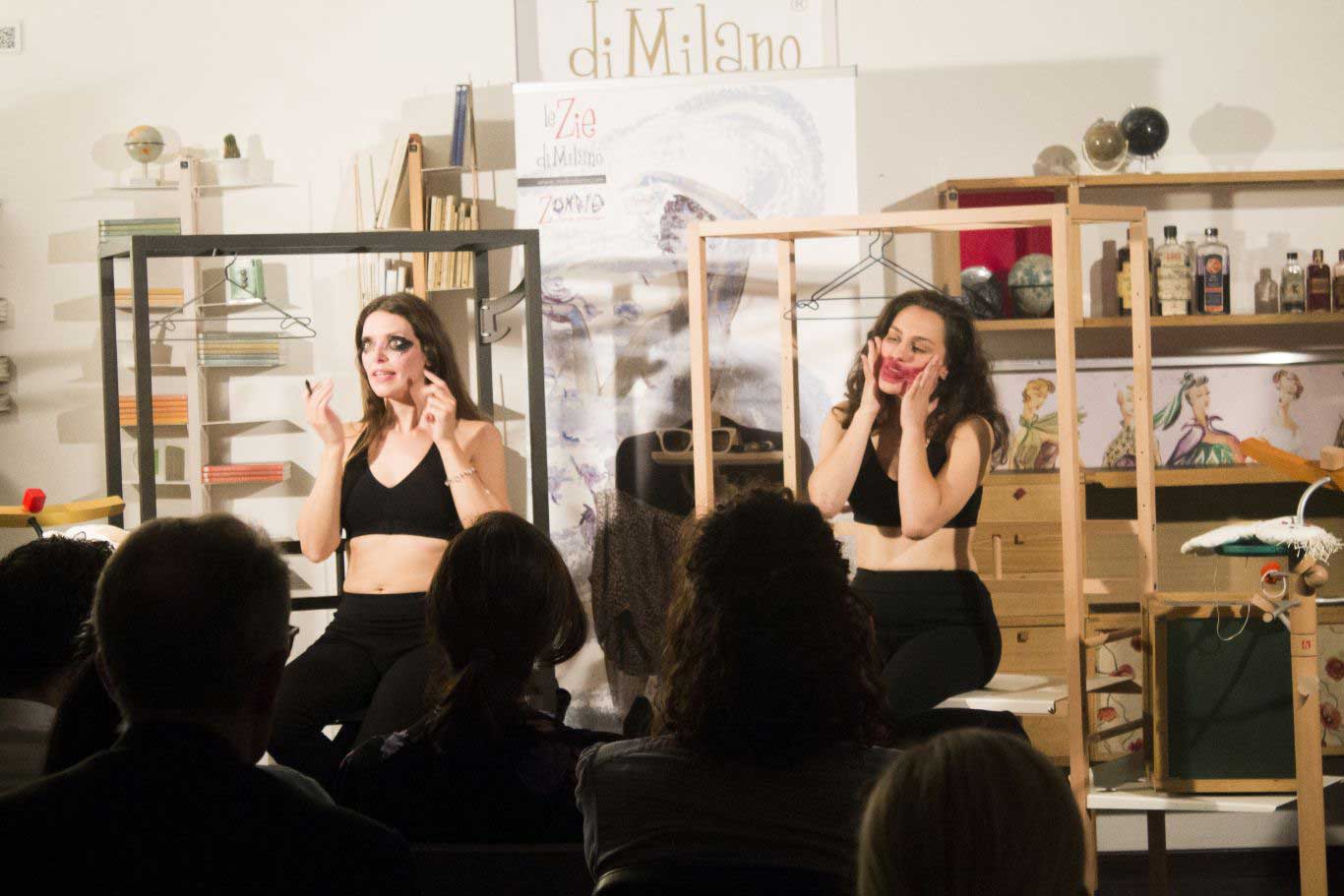 Gloria D'Osvaldo e Alessandra Salvoldi recitano nello spettacolo "XX" trattante i conflitti femminili ospitato da Le Zie di Milano