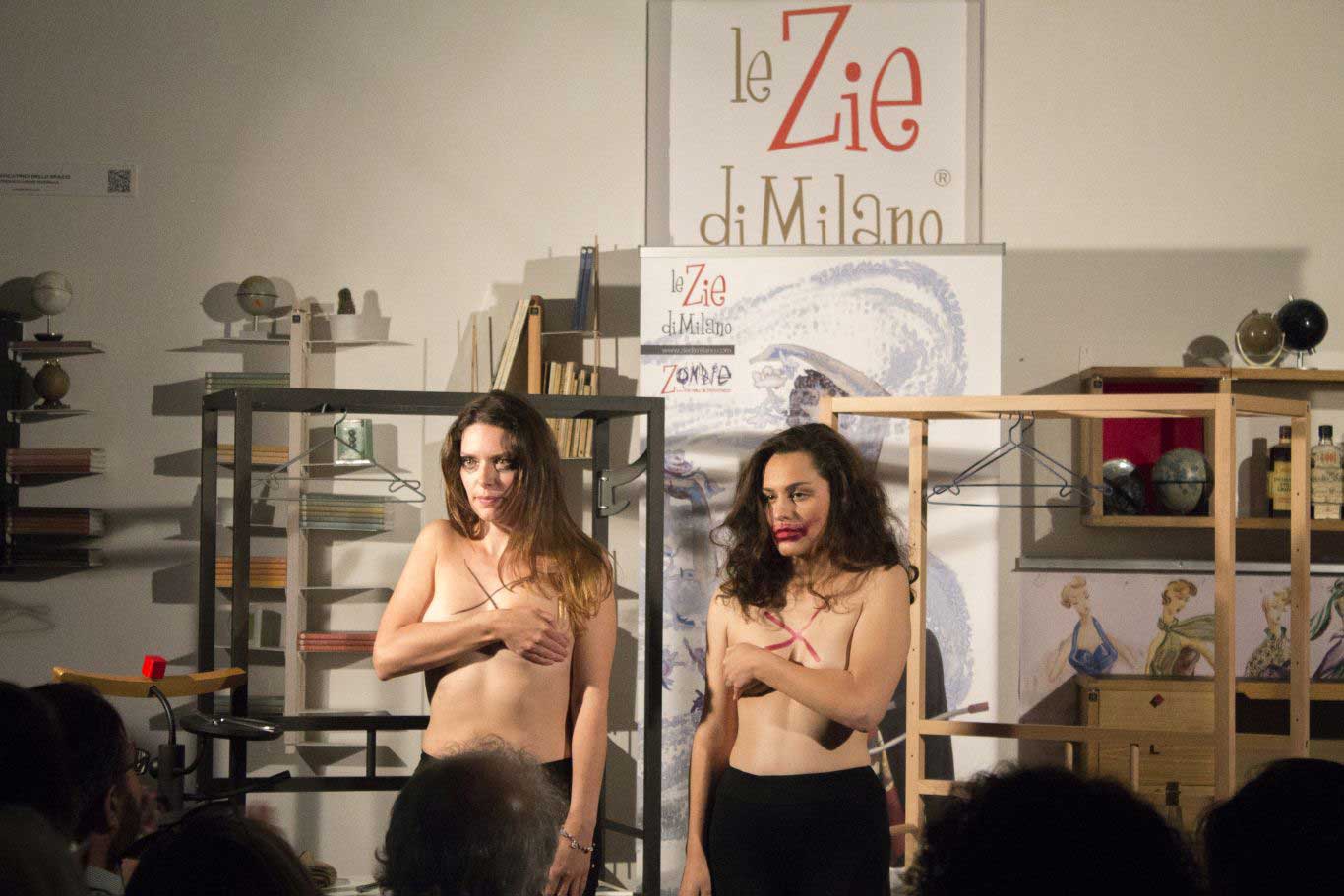 Gloria D'Osvaldo e Alessandra Salvoldi recitano nello spettacolo "XX" trattante i conflitti femminili ospitato da Le Zie di Milano
