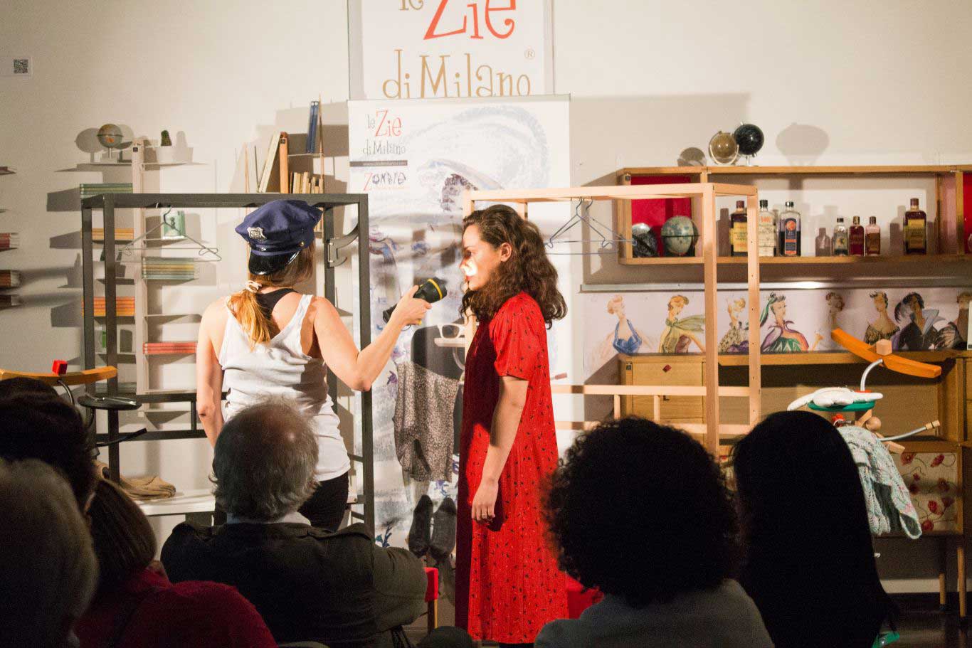 Gloria D'Osvaldo e Alessandra Salvoldi recitano nello spettacolo "XX" trattante i conflitti femminili ospitato da Le Zie di Milano