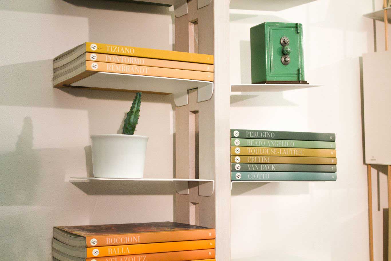 Libreria orizzontale Zia Ortensia durante lo spettacolo "XX" ospitato da Le Zie di Milano