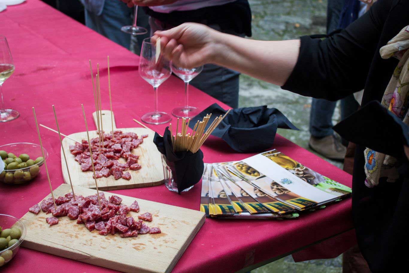 Rinfresco organizzato dall'Agricola San Matteo e l'agriturismo Ca' De Figo per lo spettacolo "XX" ospitato da Le Zie di Milano