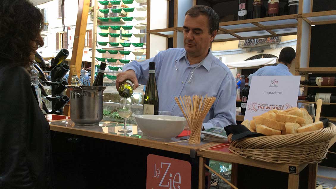Le Zie di Milano arredano delle chiatte sul naviglio della Regione Lombardia durante il Fuorisalone 2014