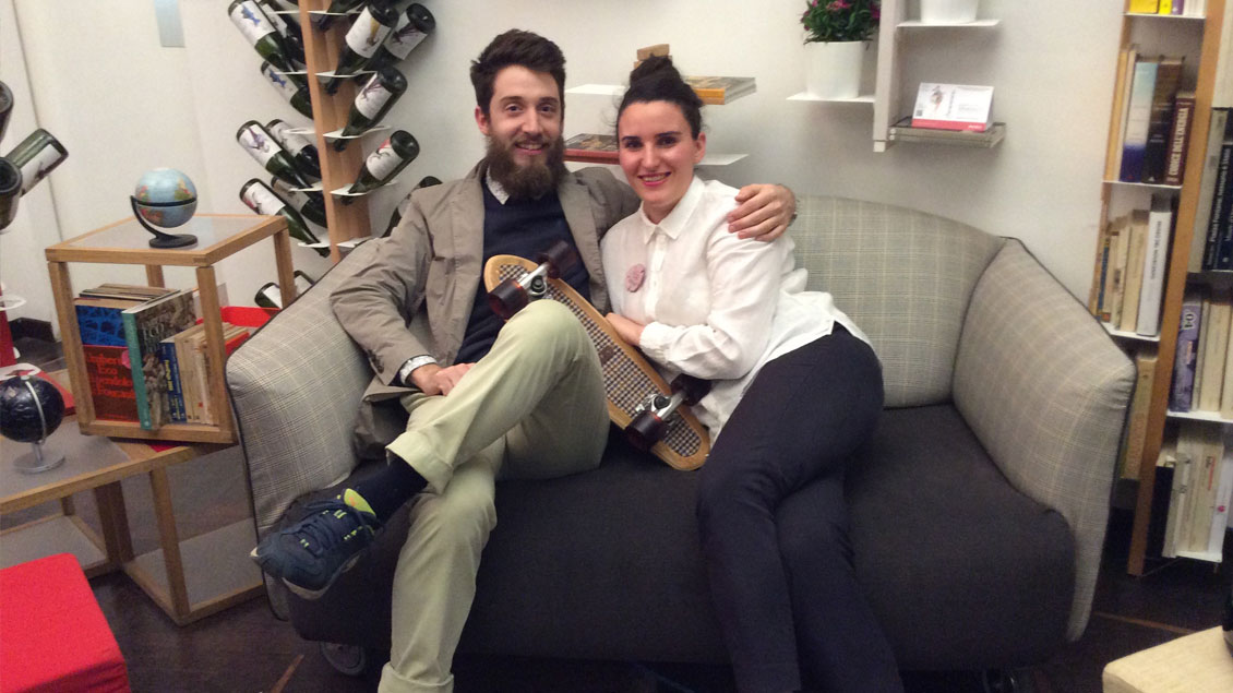 Marina Bianconi e Gabriele Basei su un divano Zia Giò seduta medium durante il Fuorisalone 2017