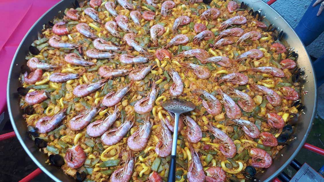 Paella servita durante il Fuorisalone 2018 per la presentazione del servomuto Zia Zombie e dell'open closet Zia Nirvana