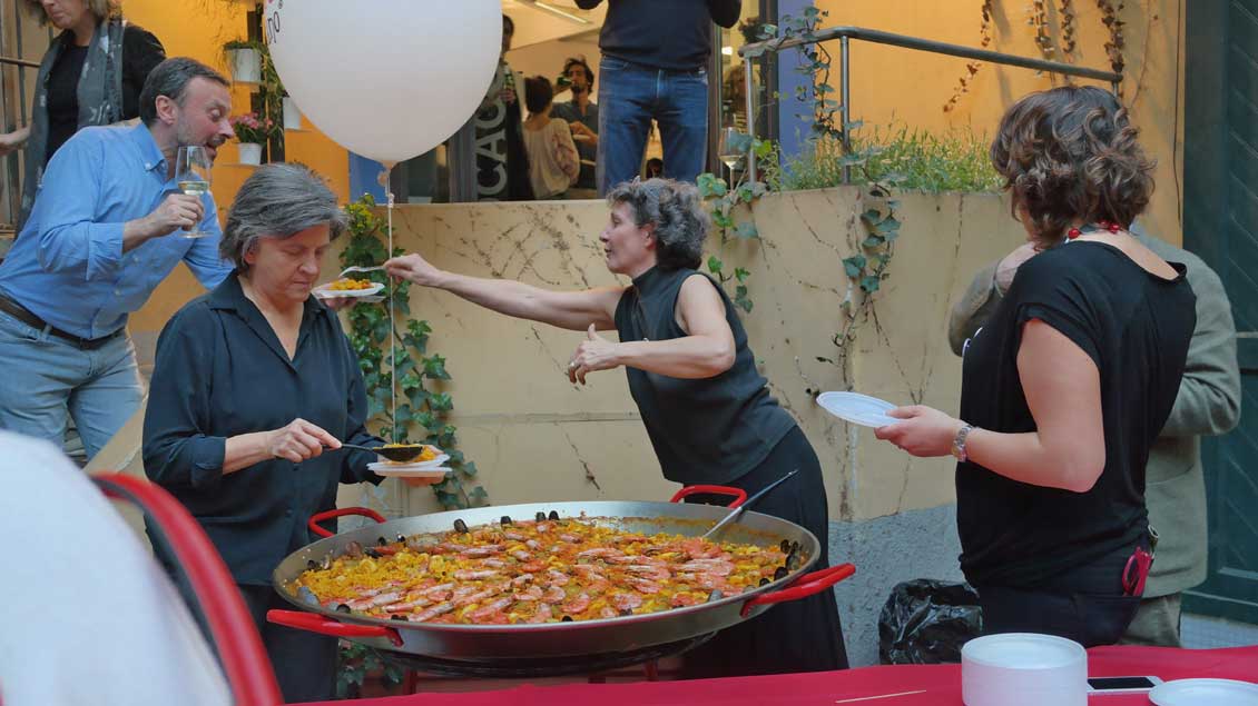 Marta Viola, paella servita durante il Fuorisalone 2018 per la presentazione del servomuto Zia Zombie e dell'open closet Zia Nirvana
