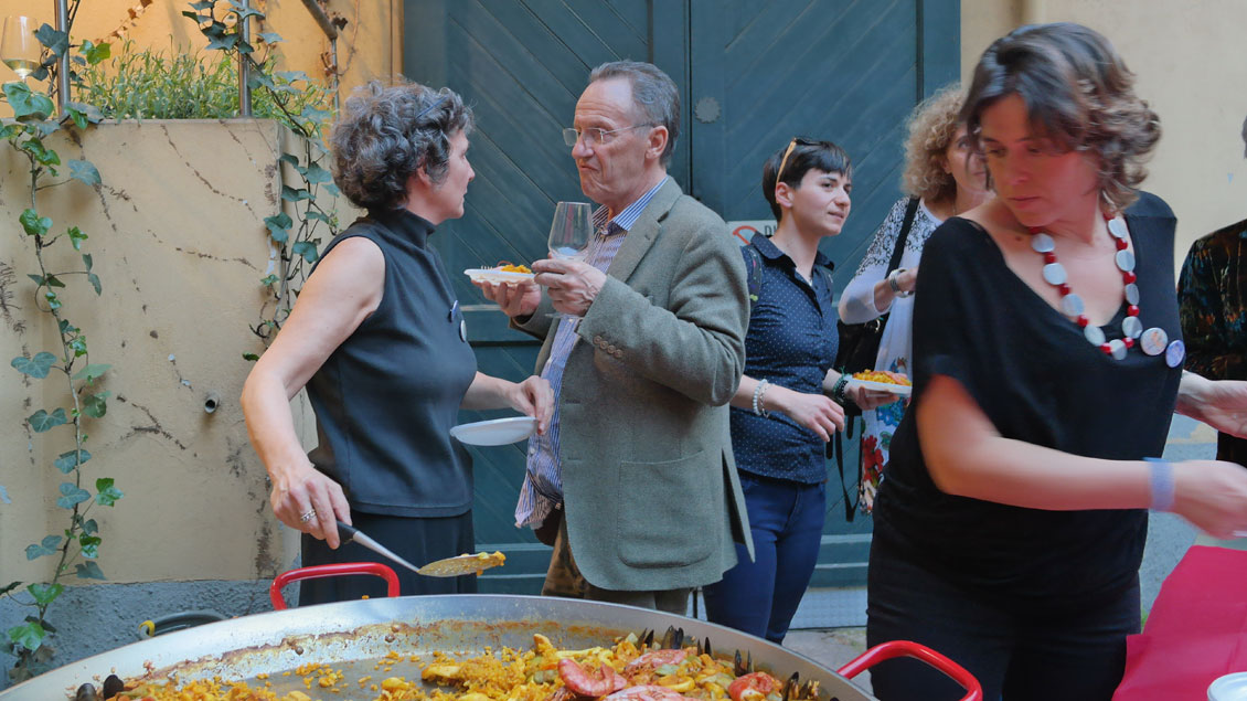 Marta Viaola e Marcello Vecchi, paella servita durante il Fuorisalone 2018 per la presentazione del servomuto Zia Zombie e dell'open closet Zia Nirvana