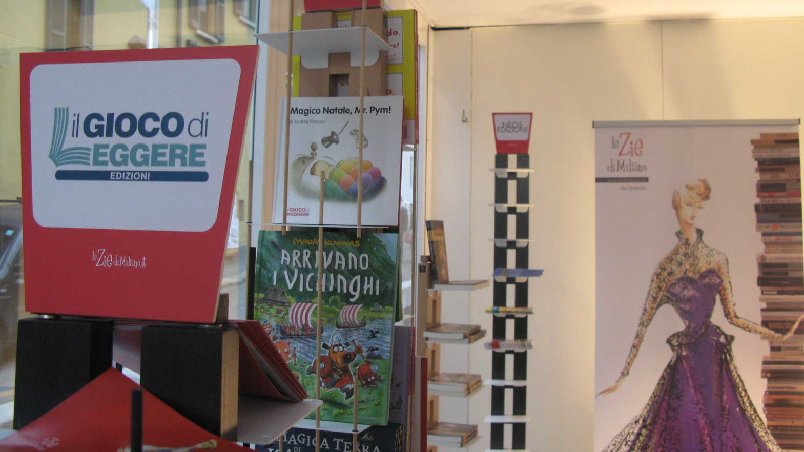 Zia Veronica, Zia Ortensia e Zia Bice, Le Zie di Milano ospitano Il gioco di leggere, Neos Edizioni e Carish. Lounge ormeggiata in Alzaia Naviglio Centrale Grande n. 6. 