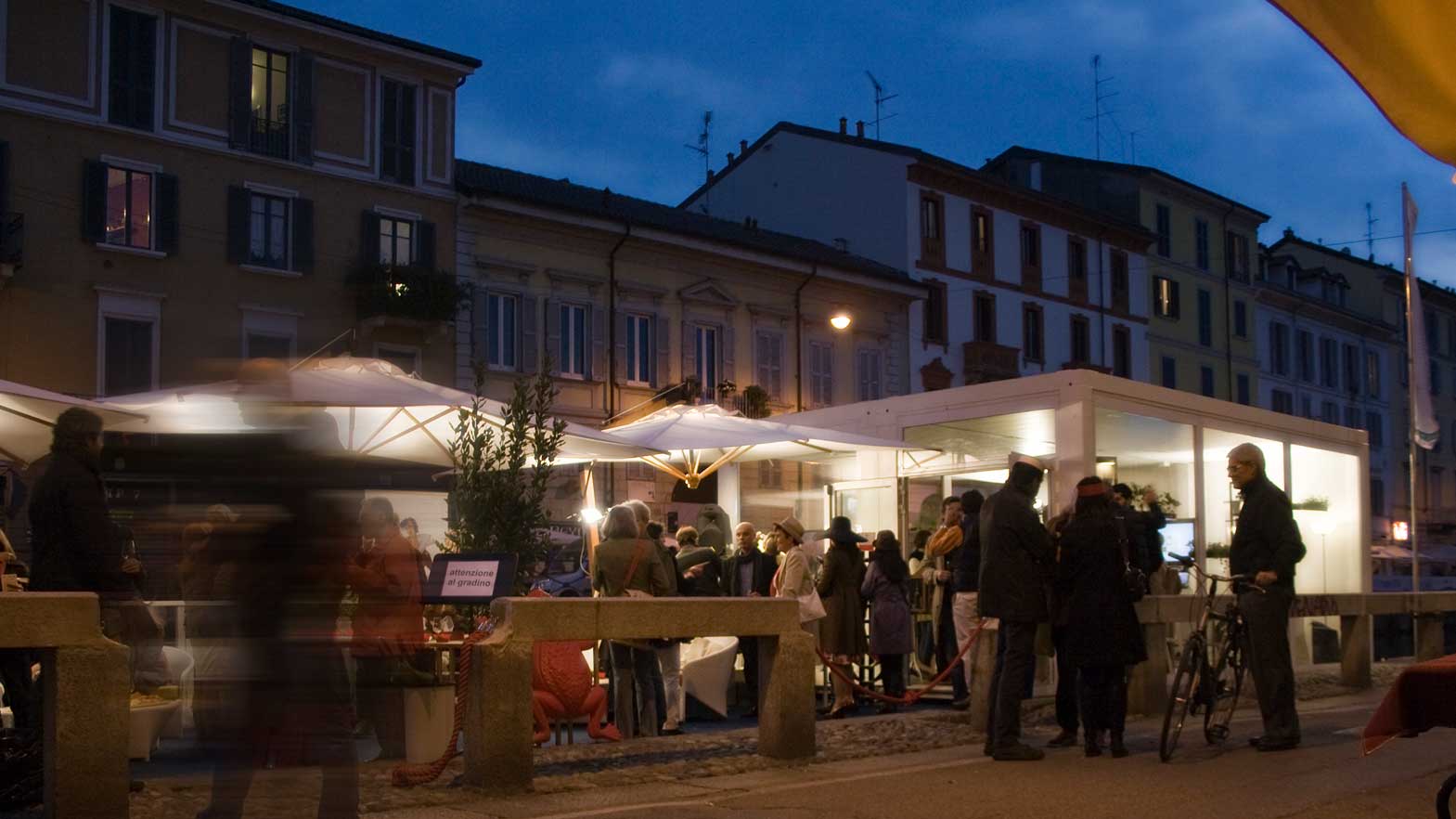 Le Zie di Milano ospitano Il gioco di leggere, Neos Edizioni e Carish. Lounge ormeggiata in Alzaia Naviglio Centrale Grande n. 6. 